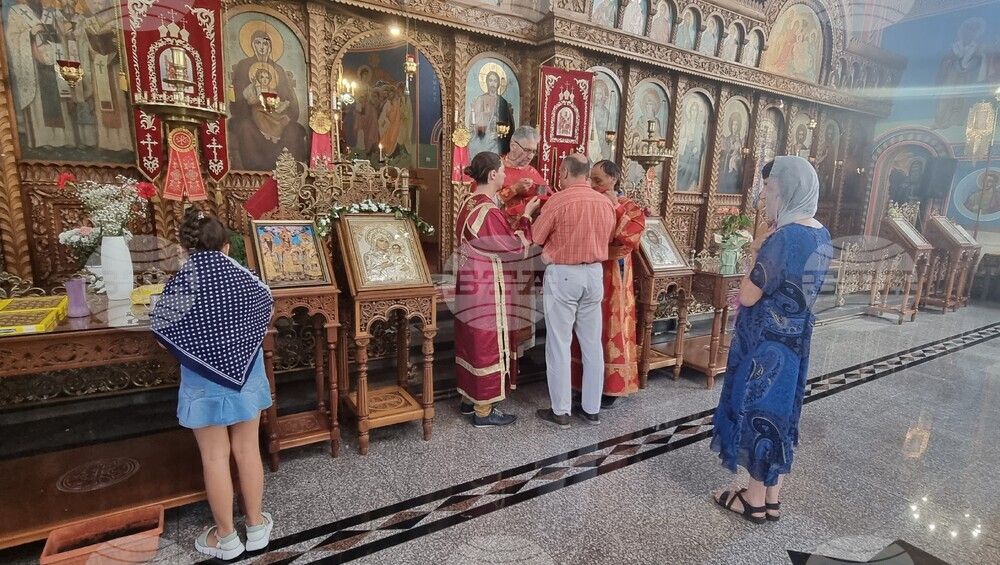 Шумен - храм „Свети Три Светители“ - неделна служба