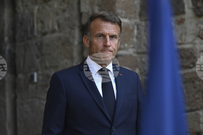 Френският президент Макрон обяви пълната си подкрепа за премиера след поискания от него вот на доверие