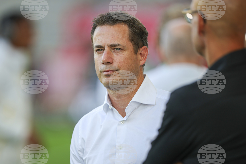 Директорът на Борусия Дортмунд Ларс Рикен не се тревожи за подновяването на договора на Нико Шлотербек