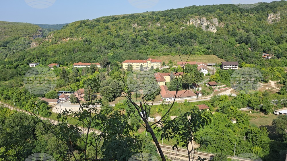 Село Карлуково - забележителности - Пещерен дом