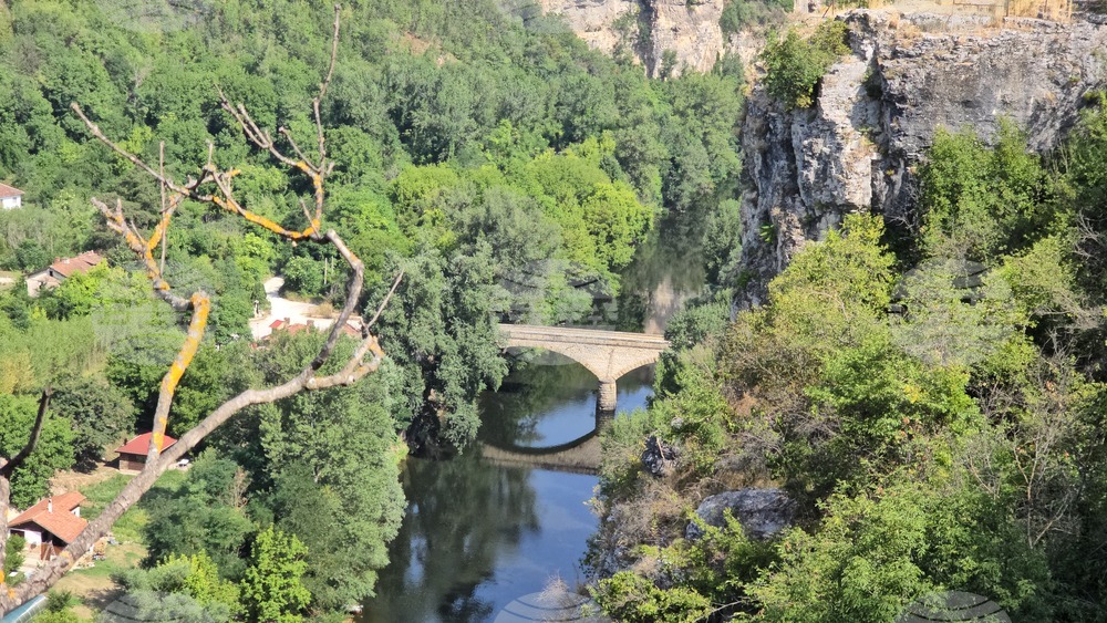Село Карлуково - забележителности - Пещерен дом