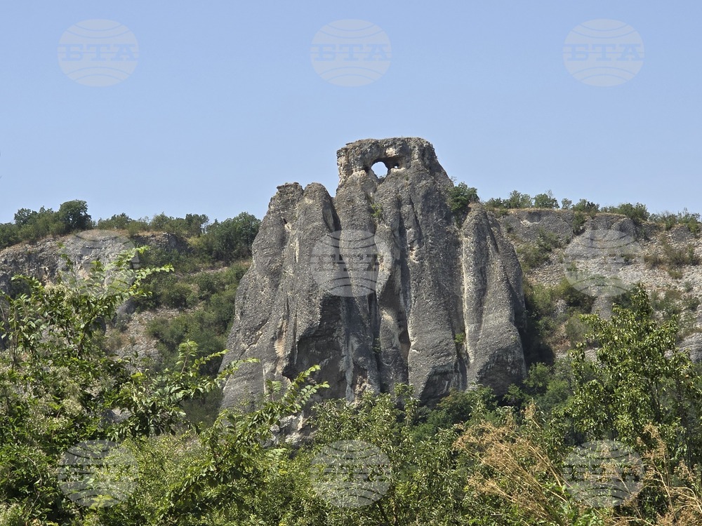 Село Карлуково - забележителности - Пещерен дом