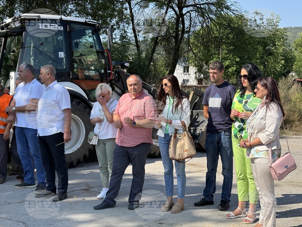 Село Горни Окол - ремонт - път - първа копка
