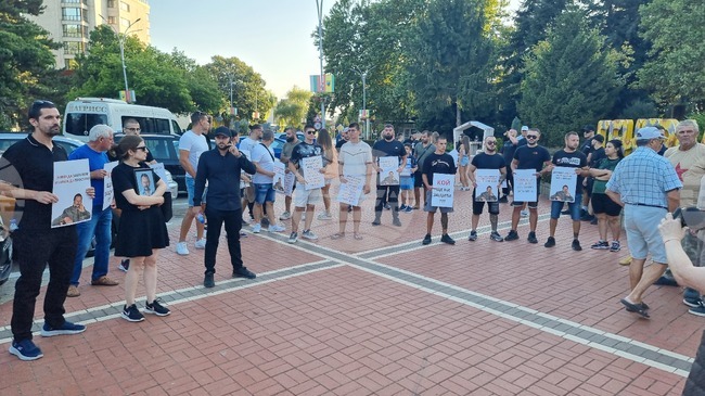 Искания за справедлив процес отправиха протестиращи в Генерал Тошево, след като техен съгражданин почина вследствие на междусъседски скандал