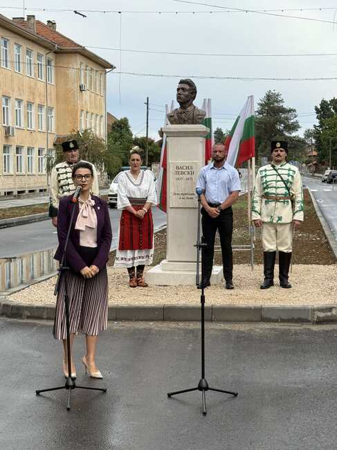 Областният управител Ани Арутюнян поднесе цветя пред новоизградения паметник на Васил Левски в Брегово