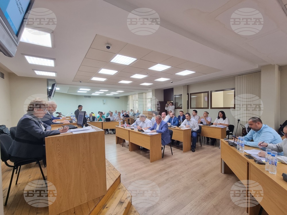 На близо осемчасово заседание Общинският съвет в Плевен проведе изслушване за водната криза и гласува предложенията по дневния ред