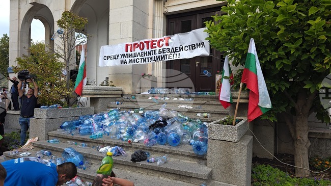 В Плевен граждани затрупаха входа на Общината с празни туби и бутилки в пореден протест срещу безводието