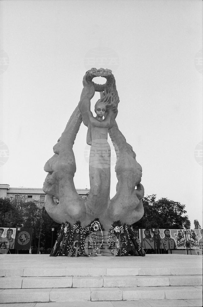 През 1985 г. е открит Паметникът на Съединението на България по случай стогодишнината от паметната дата