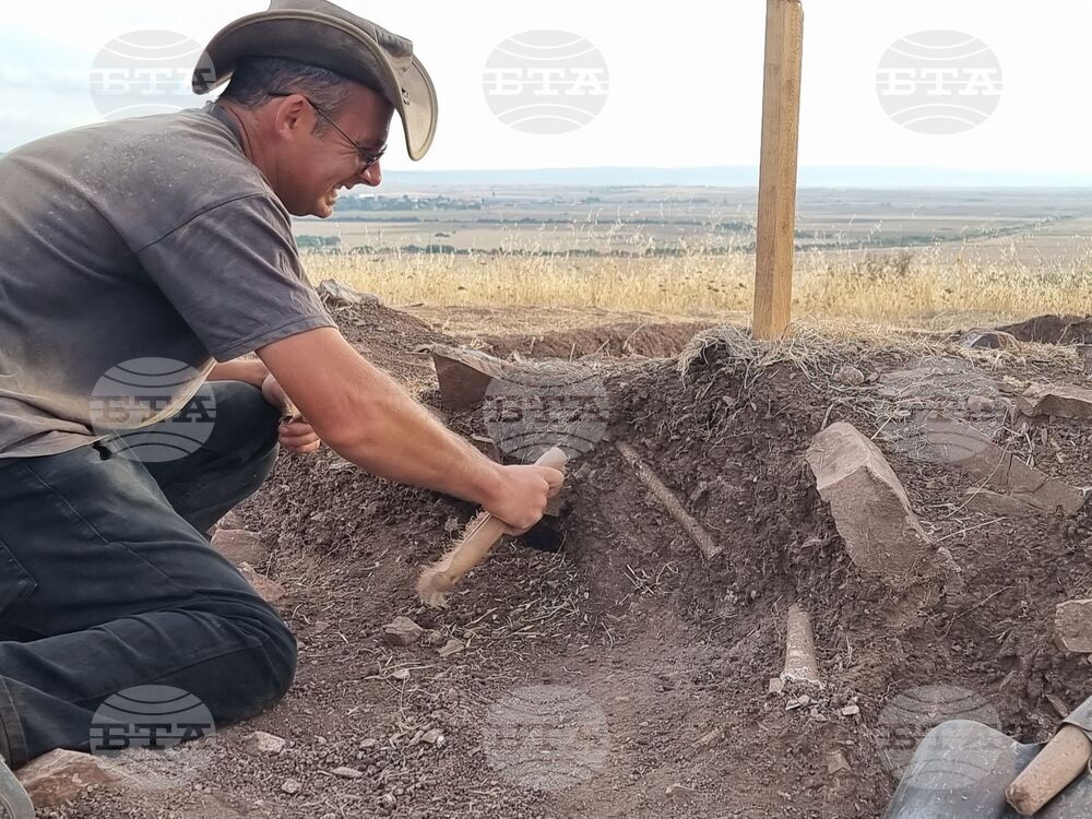 Археолози проучват некропол от три надгробни могили в местността Червен баир край Ямбол