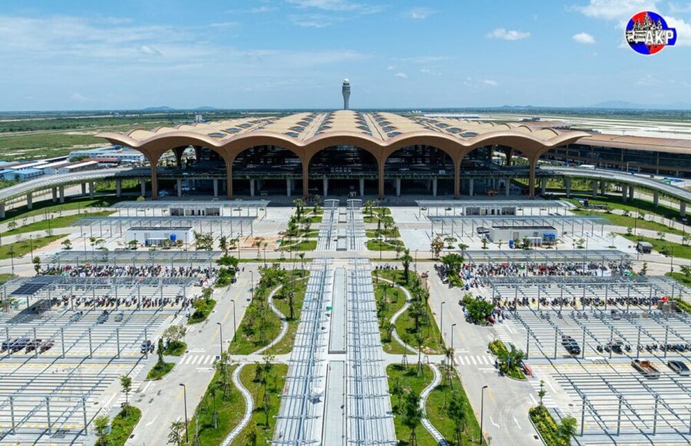 АКП: Първите пътници и полети до новото международно летище "Течо" в Камбоджа бяха посрещнати с церемонии