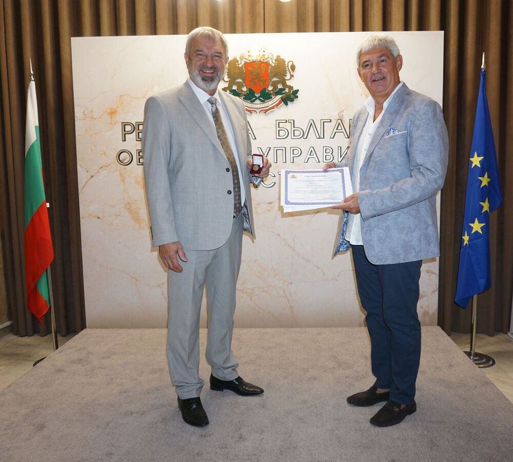 ОА Русе: Президентът на КНСБ Пламен Димитров бе отличен с почетния знак на областния управител на Русе Драгомир Драганов
