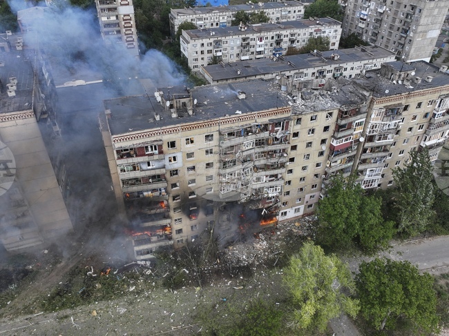 Украйна съобщи за най-малко двама убити и още ранени при руски въздушен удар по град Костянтиновка в Донецка област
