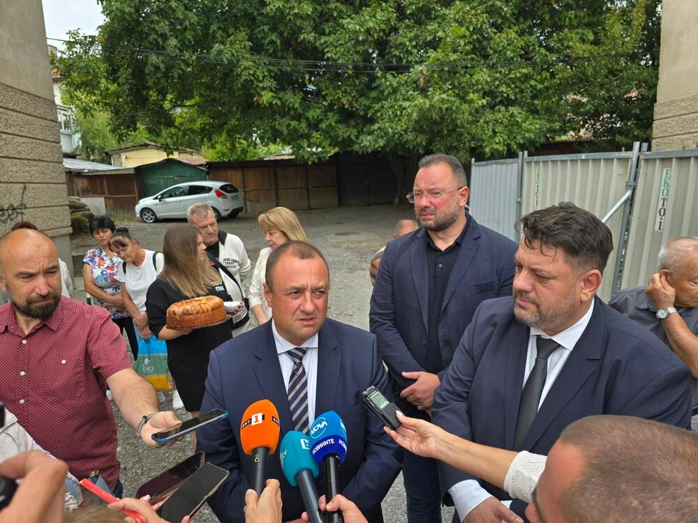 Министър Иванов и вицепремиерът Зафиров дадоха старт на санирането на сгради в Шумен
