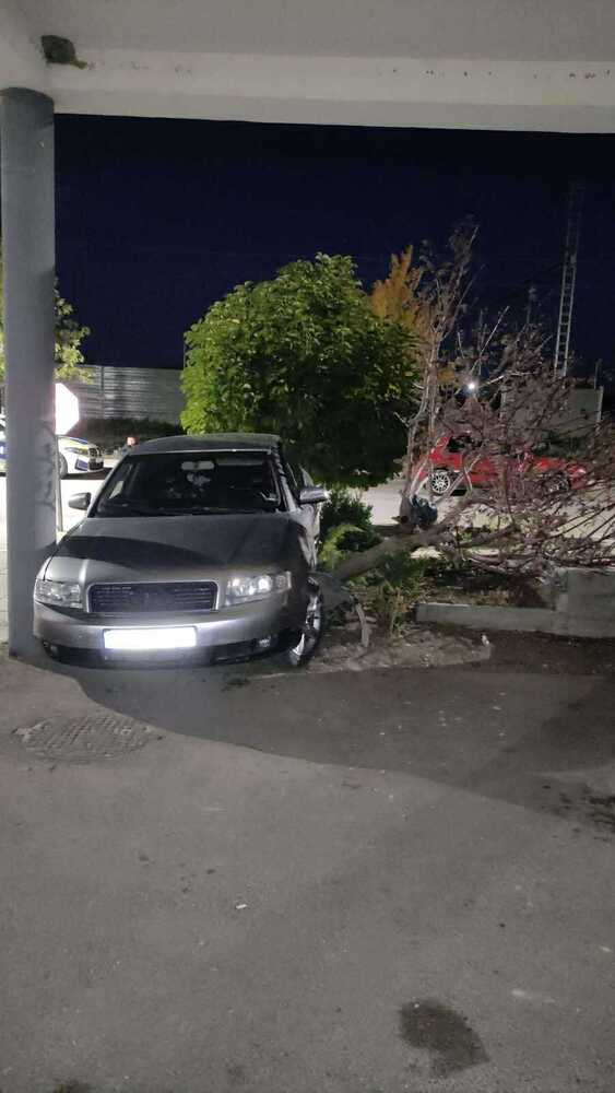 Шофьор е задържан, след като осуетил полицейска проверка и се ударил с автомобила си в колона на сградата на полицията в Хитрино