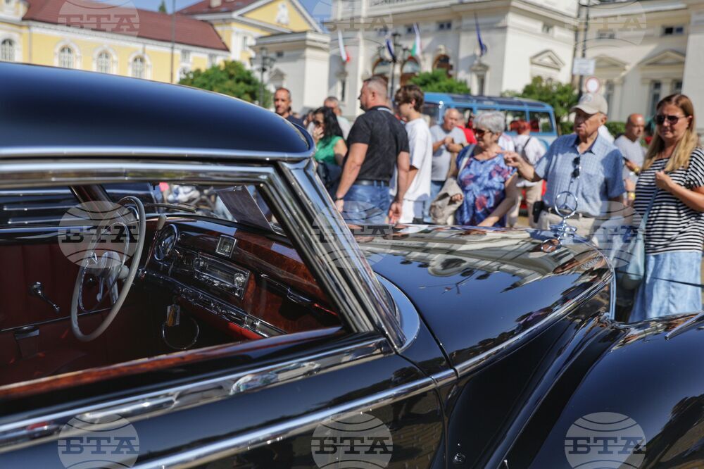 Автосалон и парад на ретро автомобилите