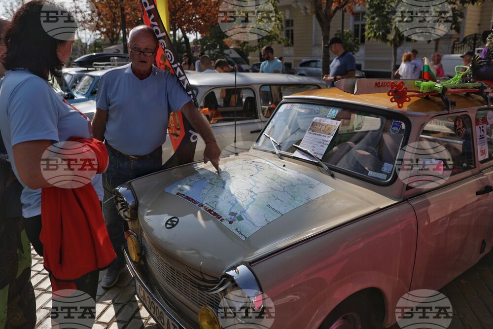 Автосалон и парад на ретро автомобилите