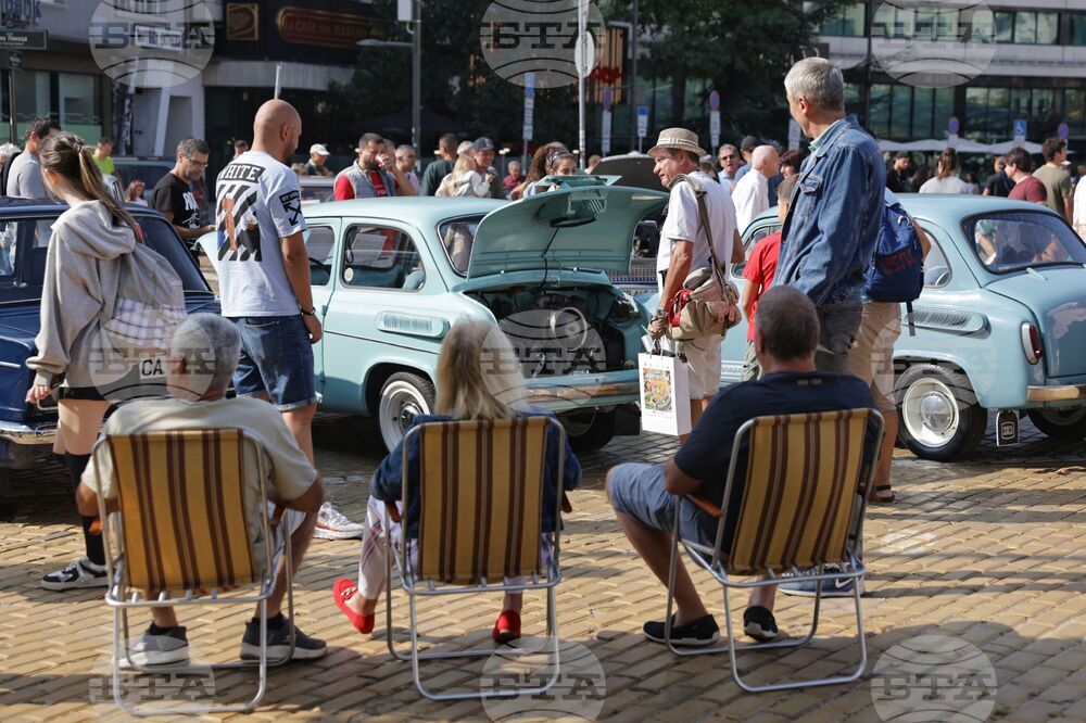 Автосалон и парад на ретро автомобилите