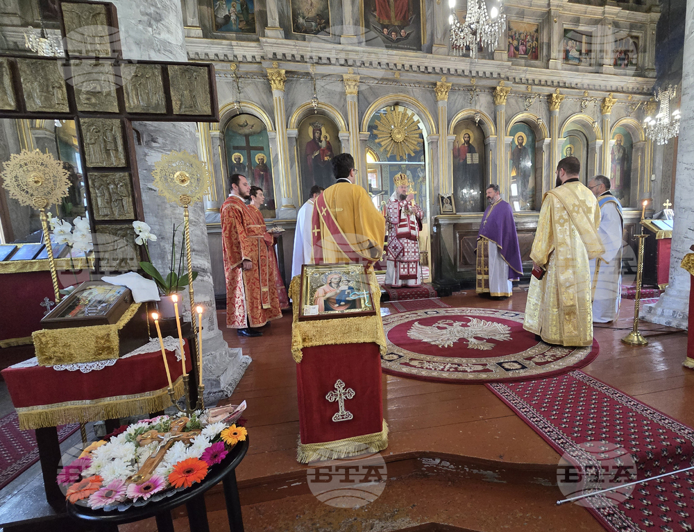 Враца - храм „Св.св. Константин и Елена“ - литургия