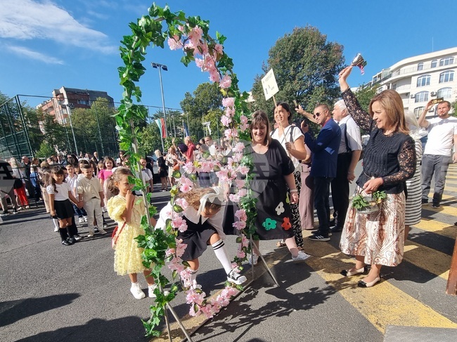 Близо 13 хиляди ученици влязоха в класните стаи в област Кърджали за новата учебна година
