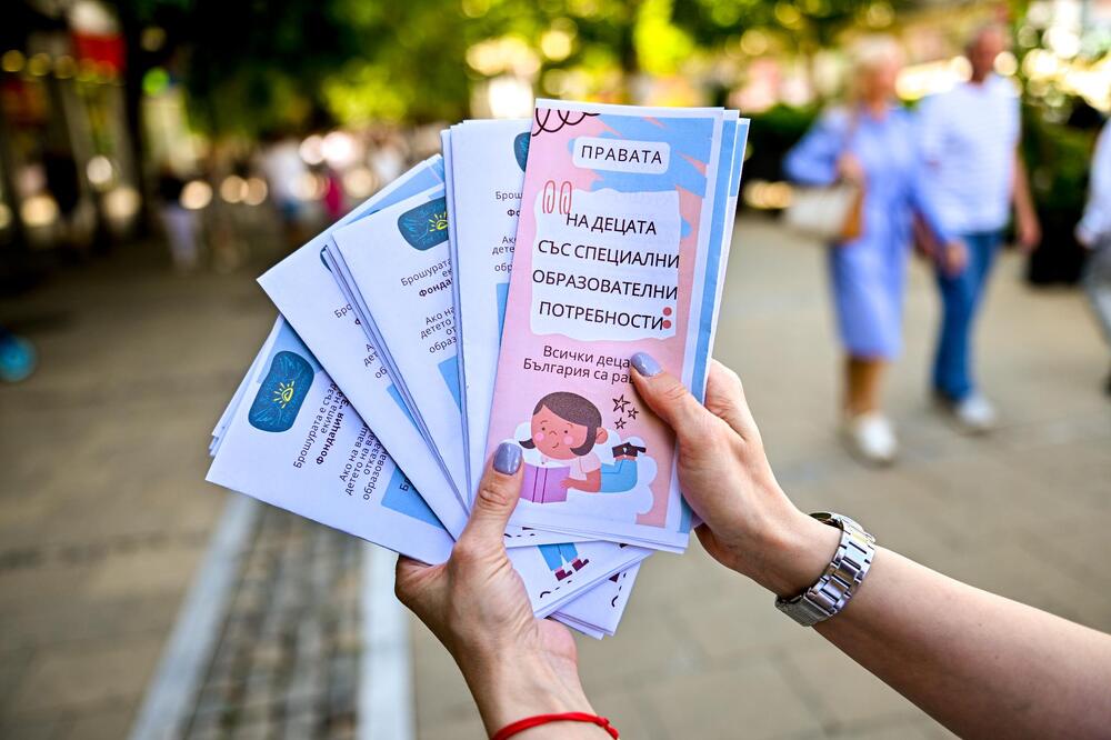 Представители и доброволци от Фондация „За утре“ раздаваха в Благоевград брошури за правата на децата със специални образователни потребности