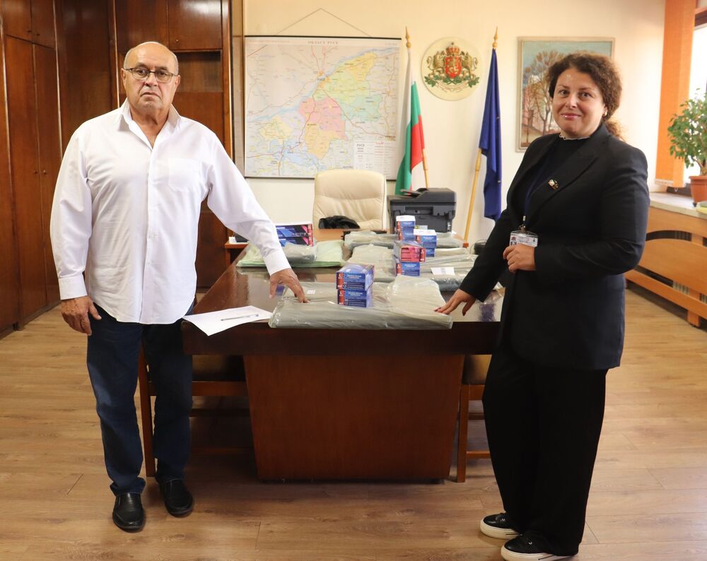 Областната управа започна да раздава на общините от Русенско чували и ръкавици за предстоящото голямо почистване тази събота