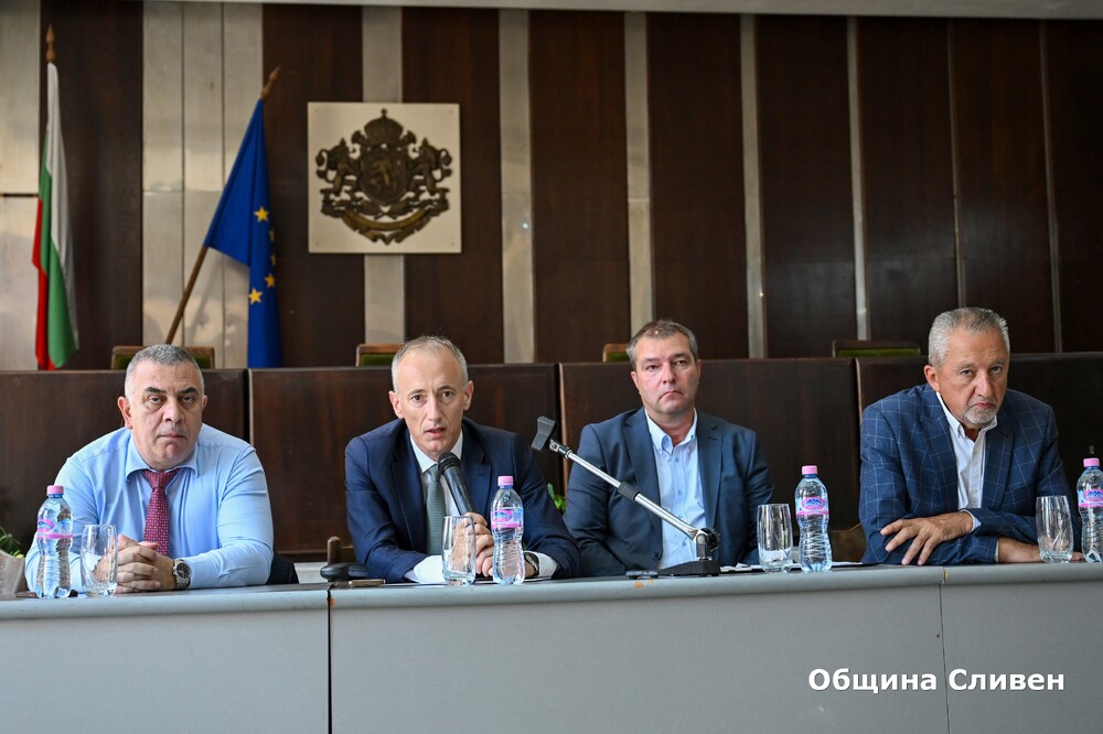 Община Сливен: Образователният министър, местната власт и директори на училища обсъдиха важни за образованието теми