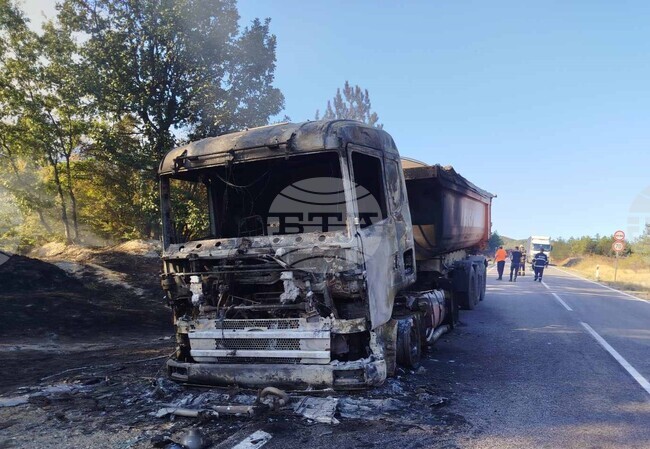 Запалил се тежкотоварен автомобил затвори за повече от час третокласен път в района на кърджалийскоро село Мъдрец