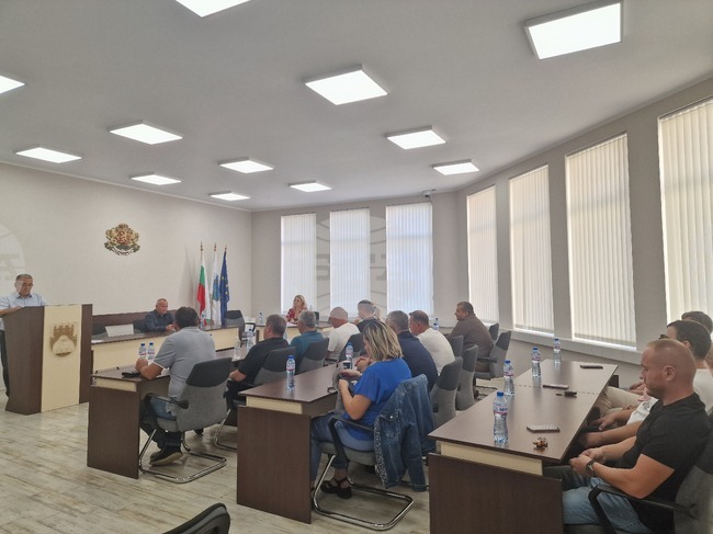 Община Завет закупи специализиран автомобил за сметосъбиране и сметоизвозване за общинското предприятие по чистота