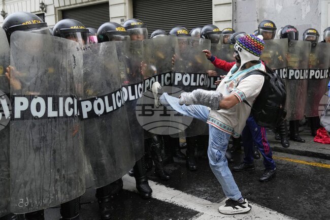 Жестоки сблъсъци между полицията и протестиращите срещу правителството в Лима