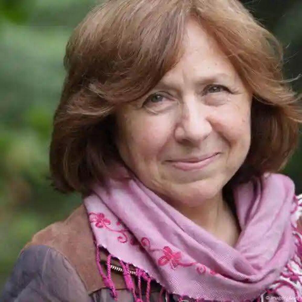 Целта на пропагандата на авторитарните режими е да направи така, че хората да загубят всякакво усещане за разликата между добро и зло, каза Светлана Алексиевич