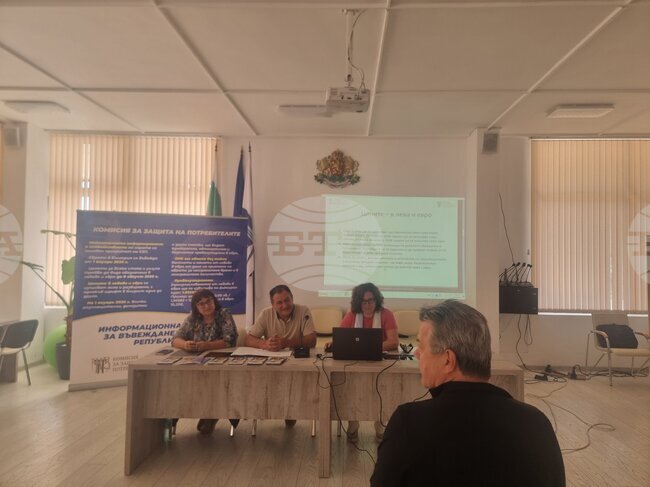 Експерти от КЗП и НАП разясниха на жителите на Павел баня основни етапи и срокове в процеса по въвеждането на еврото у нас