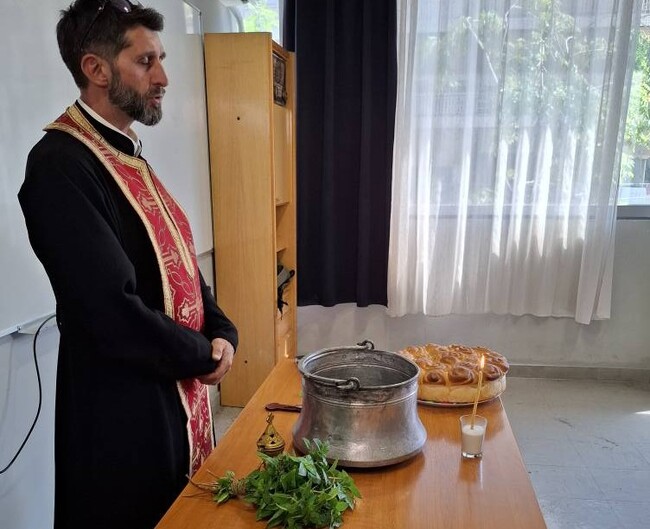 Отец Стефан отслужи водосвет за новата учебна година в Българското неделно училище „Св. св. Кирил и Методий“ в Атина