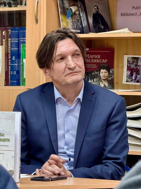 Устойчивото развитие става чрез реформи, а не чрез ориентация към една или друга външна сила, каза за БТА журналистът от Молдова Олег Косих