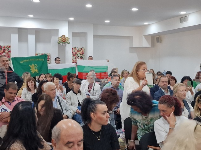 Регионалнатa дискусия на тема "Ефектът на еврозоната" в Казанлък беше прекъсната от протестиращи