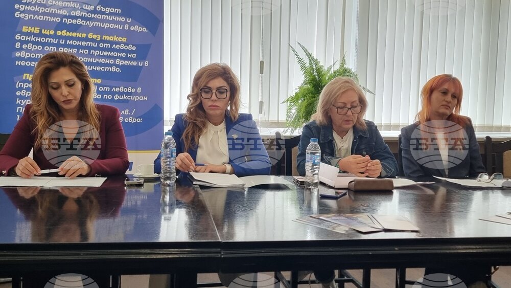 Договори, сключени преди въвеждането на еврото в България, не е необходимо да се преподписват, посочиха експерти в Генерал Тошево