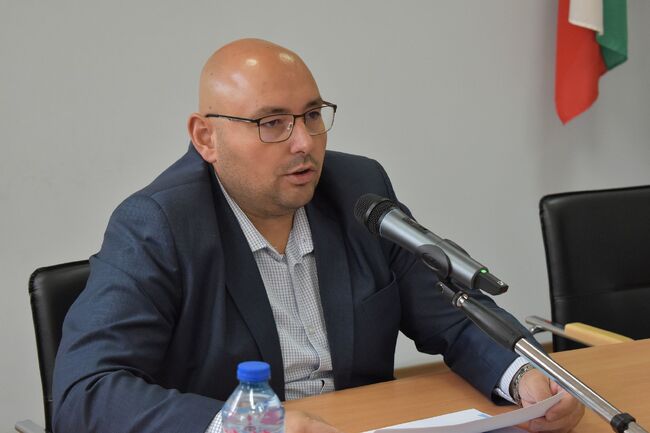 На начална пресконференция кметът на Разград Добрин Добрев представи основните параметри на проекта за ремонт на Ученическото общежитие