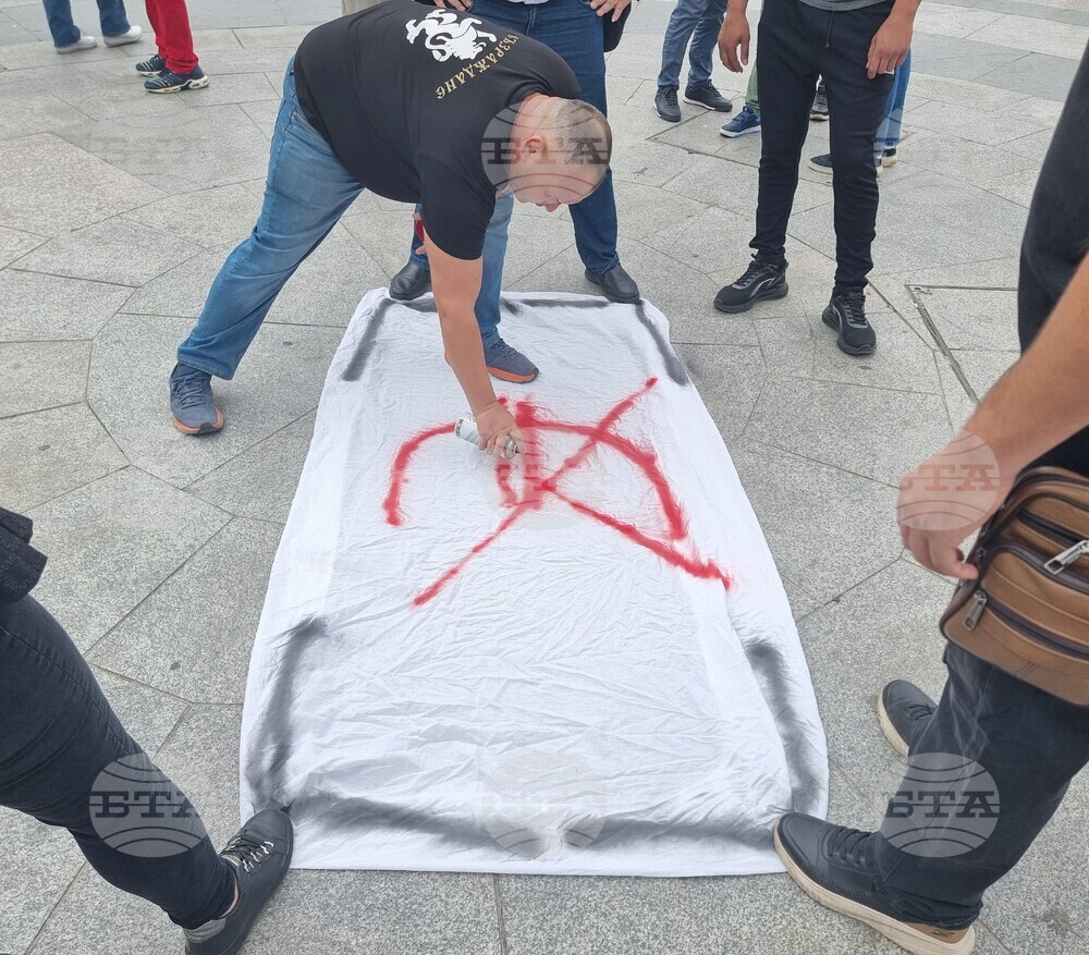 Ако този кабинет падне, страната ни няма да влезе в еврозоната, каза депутатът от "Възраждане" Коста Стоянов
