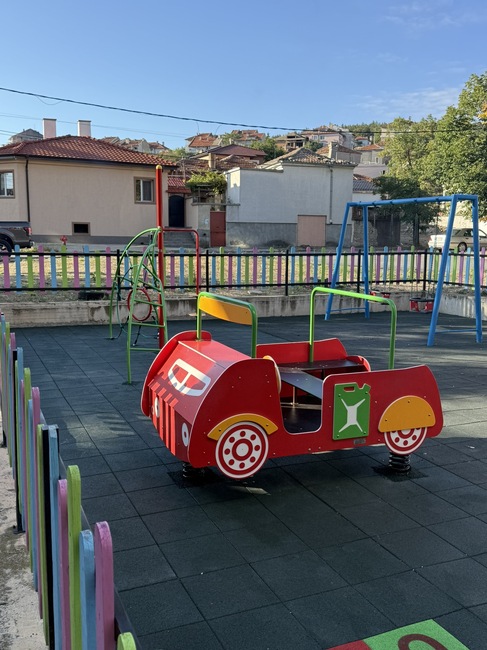 Община Сливен: Приключи ремонтът на детската площадка до бл. 12 в кв. „Клуцохор“