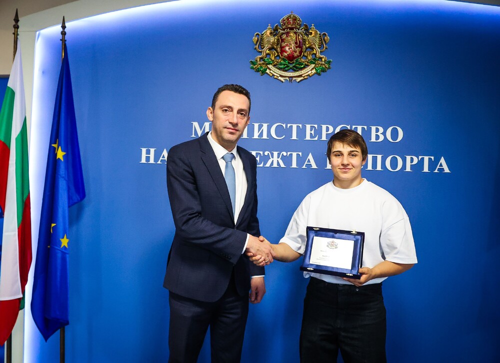 Sports Minister Peshev Recognizes Wrestler Yuliana Yaneva for World Championship Silver Medal