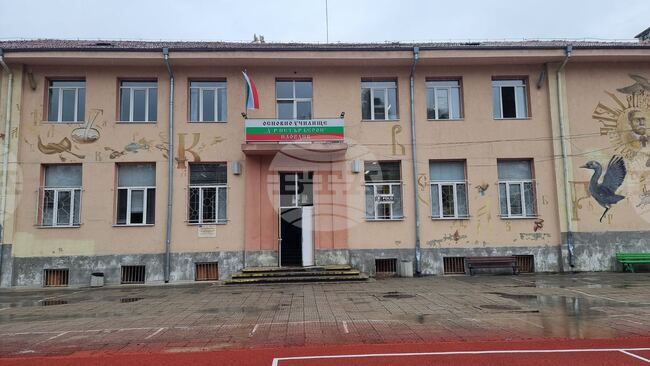 Основно училище „Д-р Петър Берон“ в Пловдив има свой химн по инициативата „Светилник“