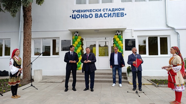 Кметът на Шумен и президентът на БФС Георги Иванов откриха обновения ученически стадион „Цоньо Василев"
