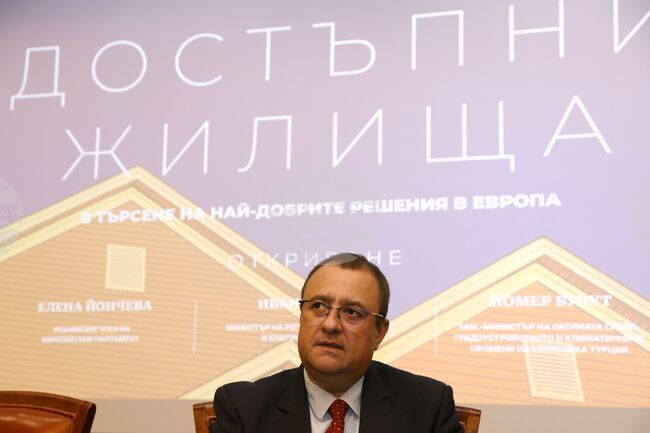 Министър Иванов съобщи, че се работи до края на годината да стартира вторият етап от Националната програма за енергийна ефективност на многофамилни жилищни сгради