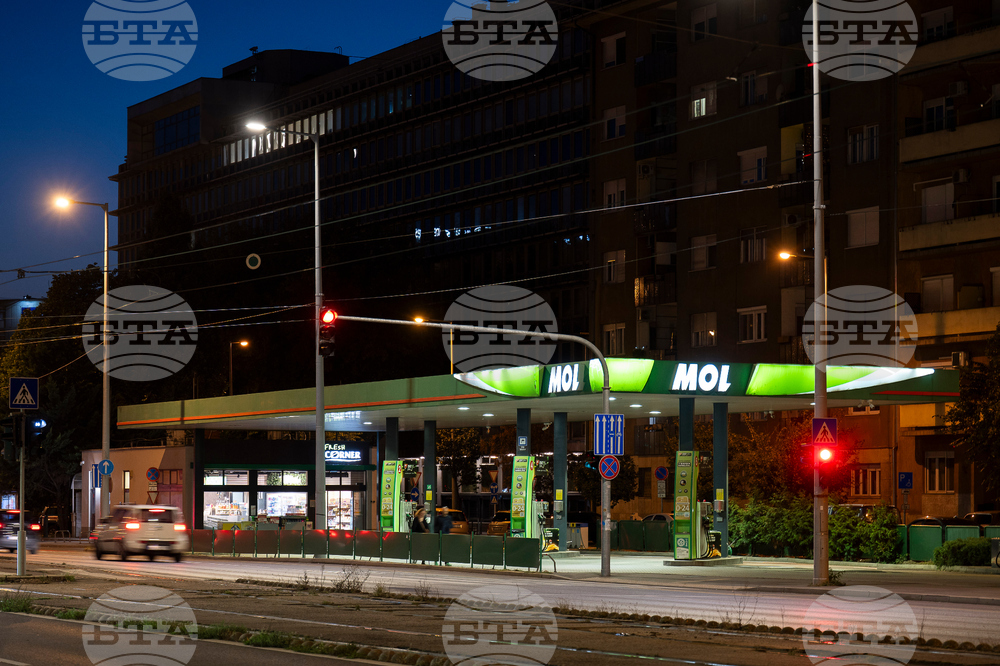 Виктор Орбан ще обсъди следващата седмица с Доналд Тръмп санкциите, наложени на "Лукойл" и "Роснефт", съобщи унгарският външен министър