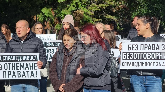 Протест се проведе пред пловдивската клиника "Медикус алфа", в която 6-годишно дете почина при поставяне на упойка за дентално лечение