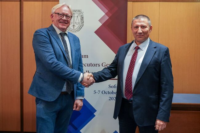 Генералният секретар на Международната асоциация на прокурорите Роел Дона и и.ф. главен прокурор Борислав Сарафов подчертаха необходимостта от укрепване на независимостта на прокурорите