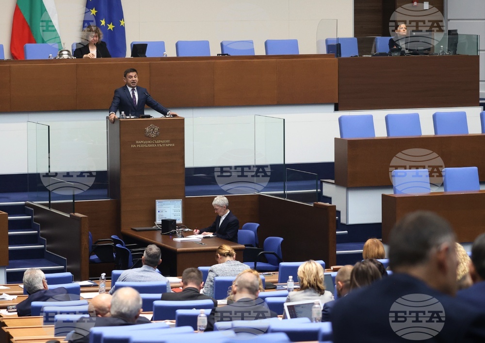Продажбата на активи на "Лукойл" у нас да става само след решение на Министерския съвет при положително становище на ДАНС, прие парламентът