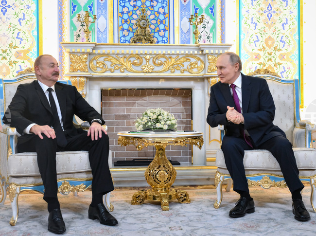 След среща между Путин и Алиев азербайджанските власти пуснаха под домашен арест руски журналист, който бе арестуван през юни в Баку