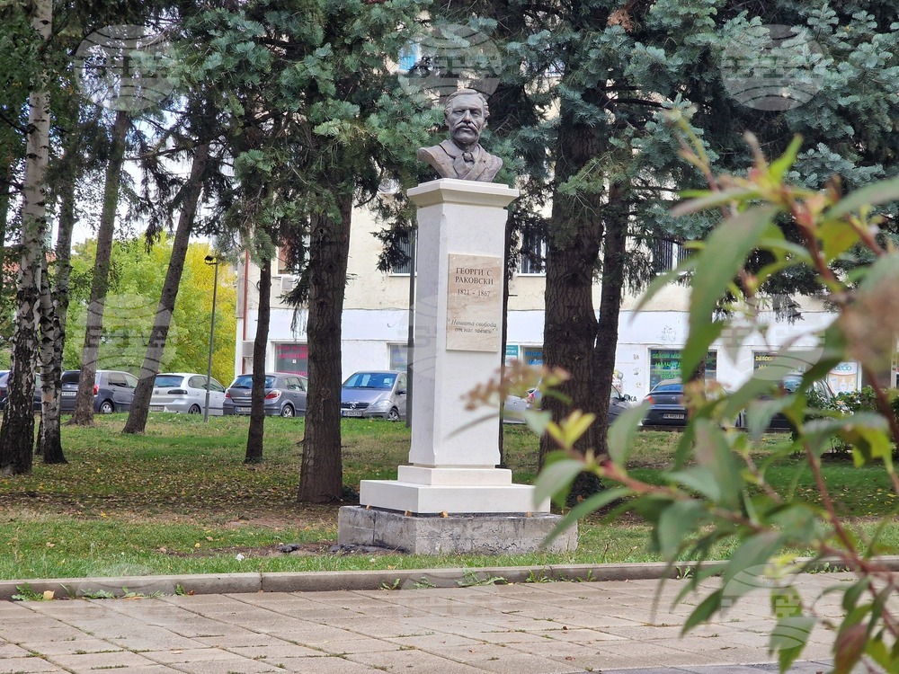Нов бюст-паметник на Георги С. Раковски бе монтиран в центъра на Перник