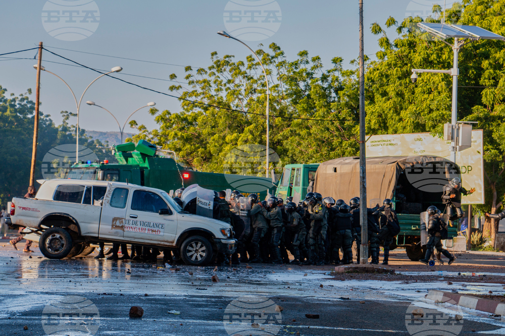 В Камерун задържаха опозиционни фигури преди обявяването на резултатите от президентските избор, най-малко четирима бяха застреляни