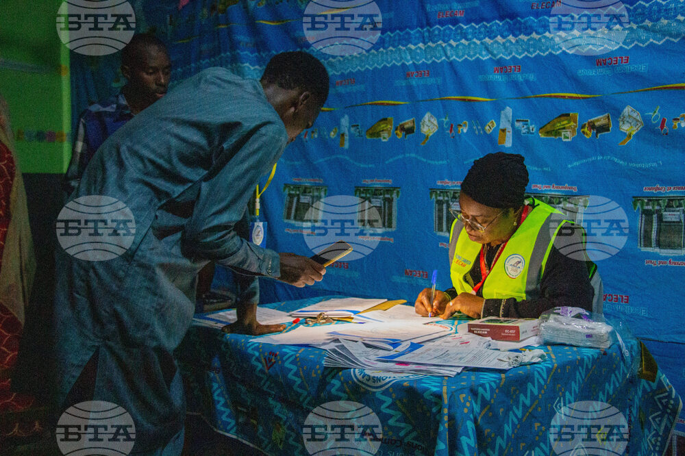 Камерун брои гласовете, докато най-възрастният президент в света се бори за поредния си мандат